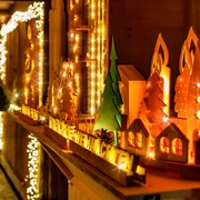 Extern - Freizeit, Kultur & Sport - Thorsten Schulze - Weihnachtsmarkt Diepholz 2023_klein.jpg Dekorationsartikel an einem beleuchteten Stand auf dem Weihnachtsmarkt