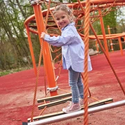 Kind_Mädchen_Spielplatz_Klettern2_Osterbergsee_Nahaufnahme_Frühjahr_April-(c)-Marco-Uphaus_web.jpg