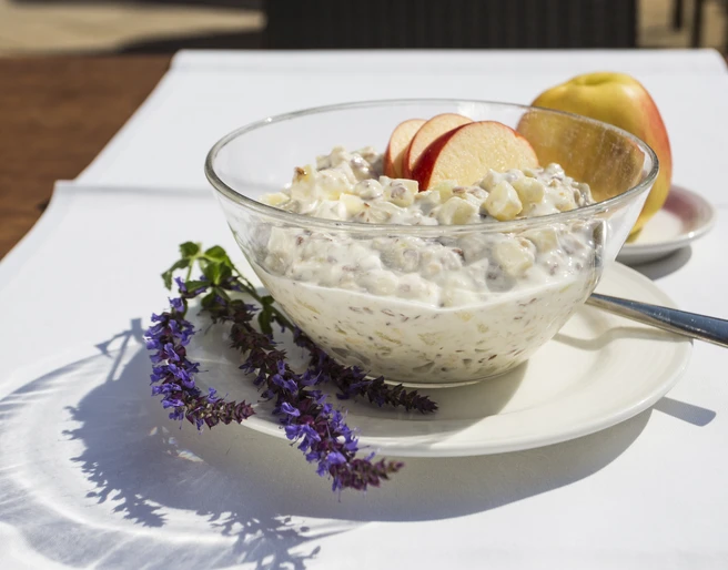 Apfelmüslie Auf dem Tisch steht eine Schüssel mit Apfelmüsli.