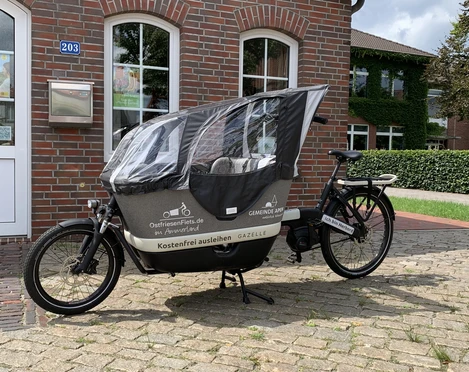 Lastenrad Herbord Ein Lastenrad, platziert auf einem gepflasterten Platz vor der Apen-Touristik