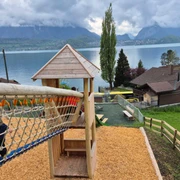kinderspielplatz-baetziwaegli-merligen-haengebruecke-kind-thunersee.jpg
