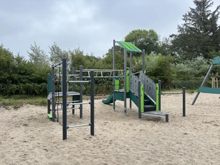Klettergerüst auf dem Spielplatz an der Kurverwaltung List auf Sylt