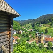 Aussichtspavillion mit Blick auf das Klösterle Bad Rippoldsau