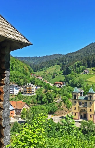Aussichtspavillion mit Blick auf das Klösterle Bad Rippoldsau