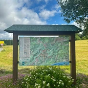 Informationstafel mit Wanderwegen in und um Lenneplätze.