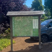 Informationstafel zu Wandermöglichkeiten in und um Winterberg.