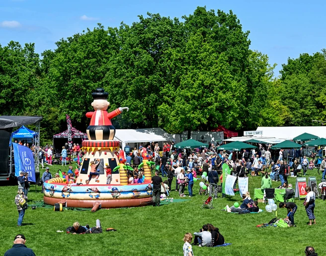 Fahrradfrühling, Mülheim an der Ruhr Hüpfburg für Kinder und Gäste beim Fahrradfrühling im Mai im MüGa-Park