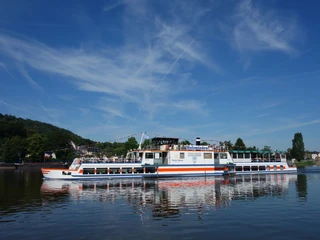 Flotte Weser Das Passagierschiff Flotte Weser gleitet über die ruhige Wasseroberfläche, umgeben von blauen Himmel.