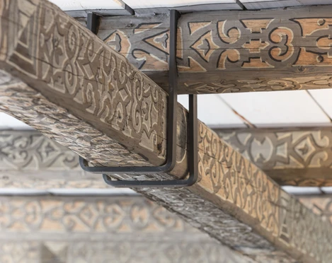 Raatssaal.jpg Details der verzierten Fachwerkbalken im Raatssaal