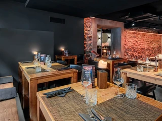 ribs-steakhouse-thun-ambiente-tische-sessel.jpg