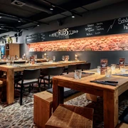 ribs-steakhouzse-thun-ambiente-tische-interieur.jpg
