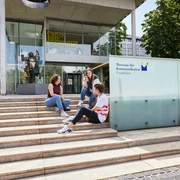 Drei Jugendliche sitzen entspannt auf den Treppen vor dem modernen Eingangsgebäude des Museums für Kommunikation Frankfurt. Drei Jugendliche sitzen entspannt auf den Treppen vor dem modernen Eingangsgebäude des Museums für Kommunikation Frankfurt.Three young people sitting relaxed on the stairs in front of the modern entrance building of the Museum of Communication Frankfurt.