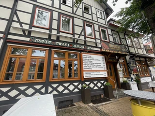 hackepeter4.jpg Zu sehen ist die Vorderseite sowie der Eingangsbereich des Restaurants Hackepeter.