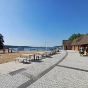 Kiosk_an_der_Schlosswiese_Trebesius.jpg Blick auf die Strandpromenade mit Sandstrand und Spazierwegen