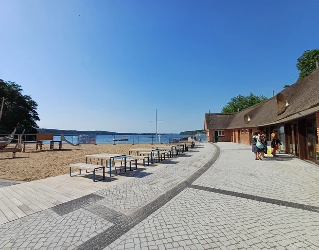 Kiosk_an_der_Schlosswiese_Trebesius.jpg Blick auf die Strandpromenade mit Sandstrand und Spazierwegen
