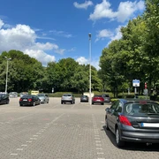 Parkplatz Stadthalle, Mülheim an der Ruhr Parkende Autos im Juli 2025 auf dem Parkplatz an der Stadthalle Mülheim