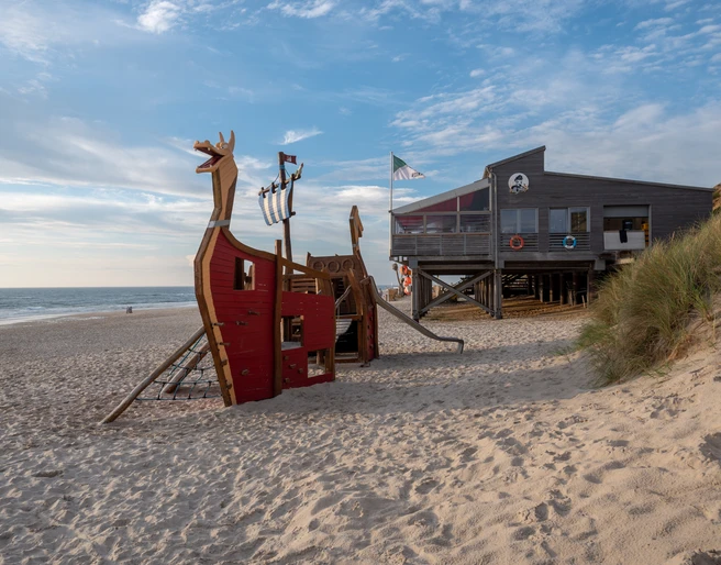 Spielschiff am Strand