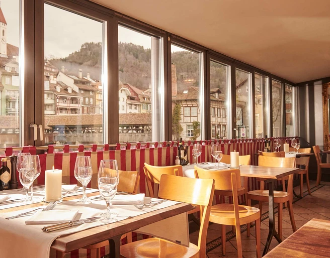ristorante-waisenhaus-speisesaal-aussicht-thun.jpg