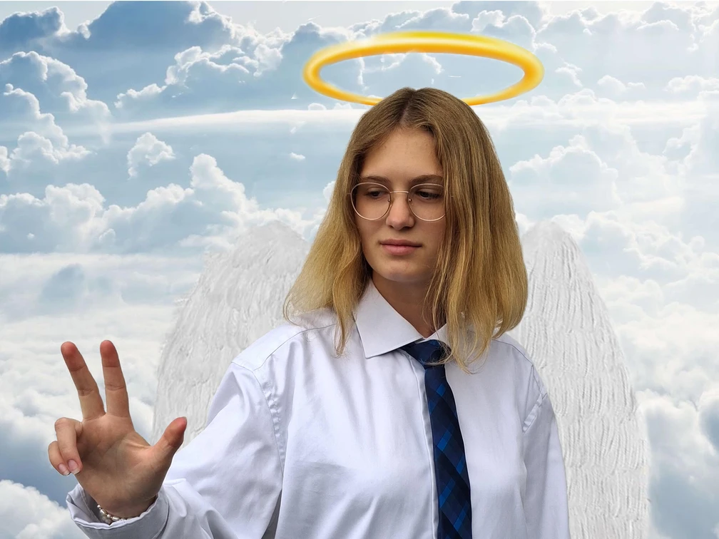 Garbiel01.jpg Eine junge Person mit Engelsflügeln und Heiligenschein vor einem himmlischen Wolkenhintergrund.