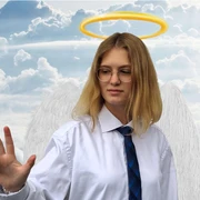 Garbiel01.jpg Eine junge Person mit Engelsflügeln und Heiligenschein vor einem himmlischen Wolkenhintergrund.