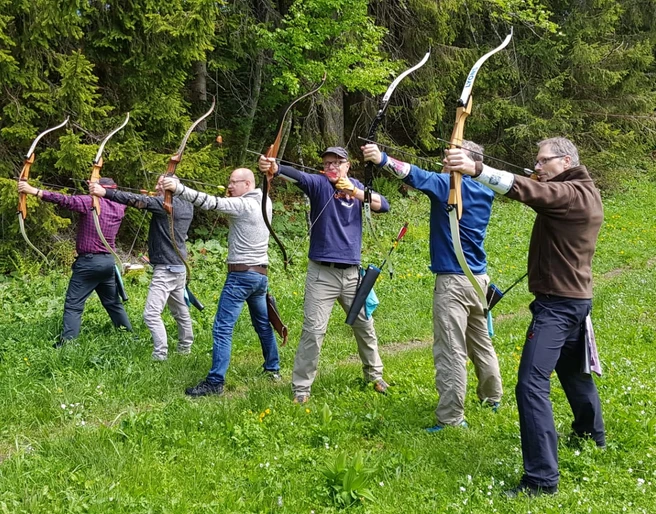 55952887-20d7-43e1-ba5c-849d21815b8c.JPG Eine Gruppe schiesst Pfeilbogen im Bogenpark Stockhütte.