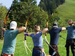 Einschiessen.jpg Eine Gruppe von hinten beim Einschiessen im Bogenpark Stockhütte.