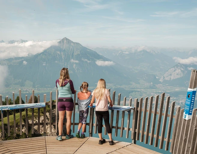 niederhorn-aussichtplattform-kinder-frau-thunersee-wolken.jpg