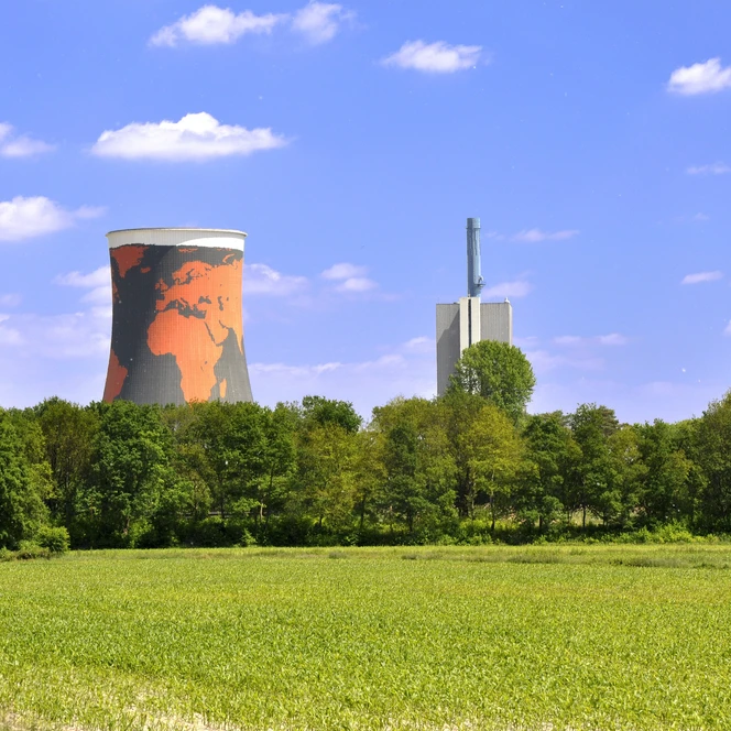 Kühlturm vom Kraftwerk Meppen-Hüntel mit Weltkarte des Künstlers Christoph Rihs ©Emsland Tourismus GmbH.jpg