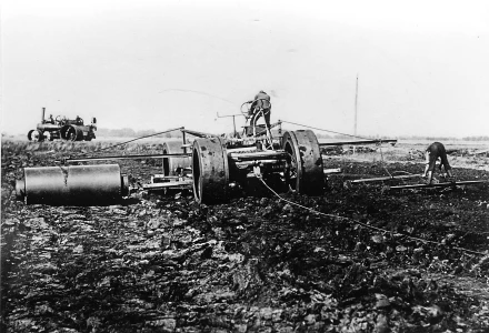 Wie beim Pflügen wurden ebenso Moortellerscheibeneggen mit seitlich angehängter Walze (l.) und Egge (r.) genutzt, ebenfalls durch Lokomobile gezogen.