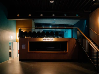 Blick auf Garderobe und Empore