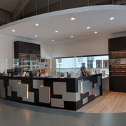 Touristinformation Museum Velbert-Mitte.jpg Die Touristinformation Velbert-Mitte mit modernem Empfangstresen, Broschüren und informativer Atmosphäre.