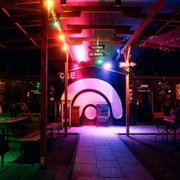 Club Bahnhof Ehrenfeld Farbig beleuchteter Open-Air-Bereich des Club Bahnhof Ehrenfeld, verleiht stimmungsvolle Festivalatmosphäre.The colorfully illuminated open-air area at Club Bahnhof Ehrenfeld creates an atmospheric festival atmosphere.