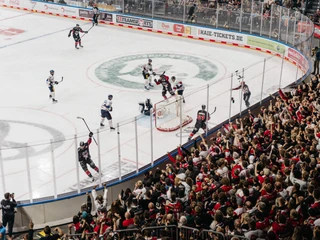 Kölner Haie Ein spannendes Eishockey-Spiel zwischen den Kölner Haien und einem anderen Team in einer vollen Arena.An exciting ice hockey match between the Cologne Sharks and another team in a packed arena.