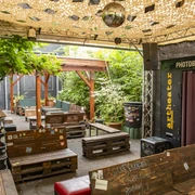 artheater Gemütlicher Außenbereich des alternativen Clubs artheater in Köln mit Sitzgelegenheiten aus Holzpaletten.Cozy outdoor area of the alternative club artheater in Cologne with seating made of wooden pallets.