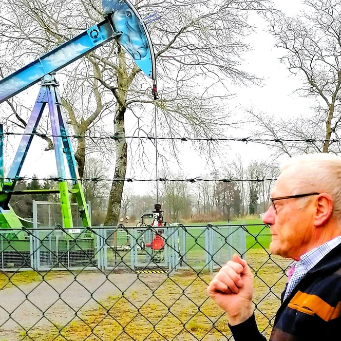 Hans Bollmer (75) bei der seit 1944 bis heute fördernden Bohrung Em1 (Emlichheim)