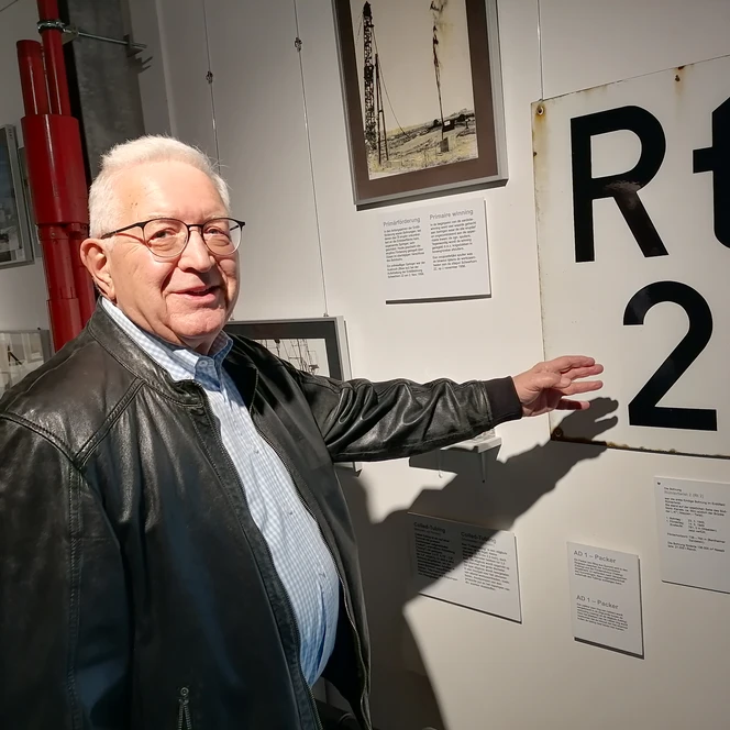 Rudi Gaidosch erinnert im Erdgas-Erdöl-Museum an Rt2, die erste fündige Bohrung in Rühlertwist (Mai 1949)