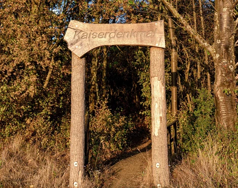 Kaiser-Wilhelm-Denkmal Holzrahmen.jpg