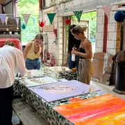 3.png Personen gestalten gemeinsam farbenfrohe Gemälde in einer kreativen Werkstattumgebung.People create colorful paintings together in a creative workshop environment.