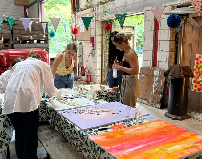 3.png Personen gestalten gemeinsam farbenfrohe Gemälde in einer kreativen Werkstattumgebung.People create colorful paintings together in a creative workshop environment.