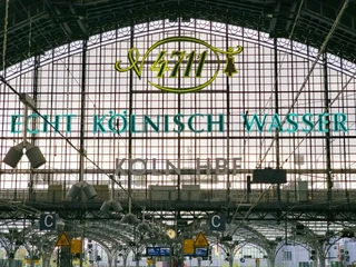 Cologne Central Station Das Bild zeigt die Glashalle des Kölner Hauptbahnhofs mit dem markanten "4711 Echt Kölnisch Wasser"-Schriftzug. Im Hintergrund sind architektonische Details der Bahnhofskonstruktion sichtbar.The picture shows the glass hall of Cologne Central Station with the striking "4711 Echt Kölnisch Wasser" lettering. Architectural details of the station construction are visible in the background.