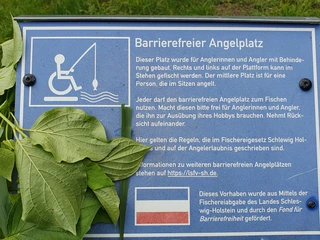 Informationsschild_Barrierefreier Angelplatz  Barrierefreies Schild an einem Angelplatz. Text informiert über Zugangsmöglichkeiten und Nutzung.