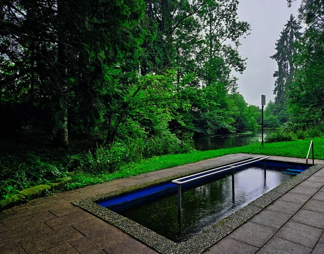 Schattige Wassertretanlage im Ödenwald