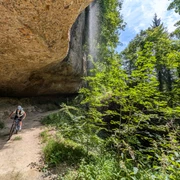Eines der Highlights auf der Tour: Unter dem Wasserfall gehts hindurch.