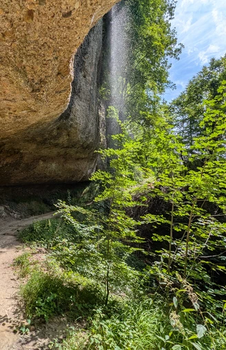 Eines der Highlights auf der Tour: Unter dem Wasserfall gehts hindurch.