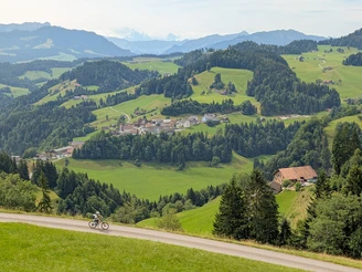 Aussicht auf das charmante Bergdorf Romoos.