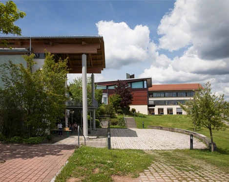 Kinzighaus zugang über Treppen oder barrierearmen Weg.