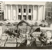 Schwarz-weiß Bild von einer Baustelle vor dem Theater Aachen.