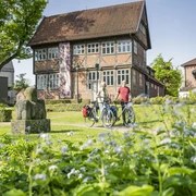 Königin-Christinen-Haus Zeven Radfahrer stehen vor dem Königin-Christinen-Haus in ZevenCyclists stand in front of the Königin-Christinen-Haus in ZevenCyklister står foran Königin-Christinen-Haus i ZevenFietsers staan voor het Königin-Christinen-Haus in Zeven
