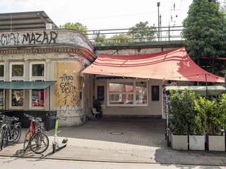 Zum Scheuen Reh Die Bar mit roten Markisen und Grafitti an den Wänden.The bar with red awnings and graffiti on the walls.