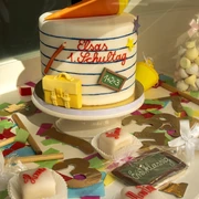 Madame Miammiam Bunter Einschulungskuchen mit Tafel, Schultüte und Schokolade als Verzierung auf einer Tortenplatte.Colorful first school cake with blackboard, school cone and chocolate as decoration on a cake plate.